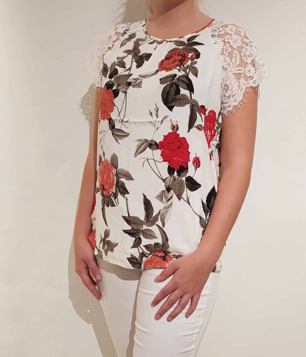B.YOUNG FLORAL TOP