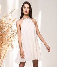 CHIFFON KJOLE I LYS PUDDER FARVE