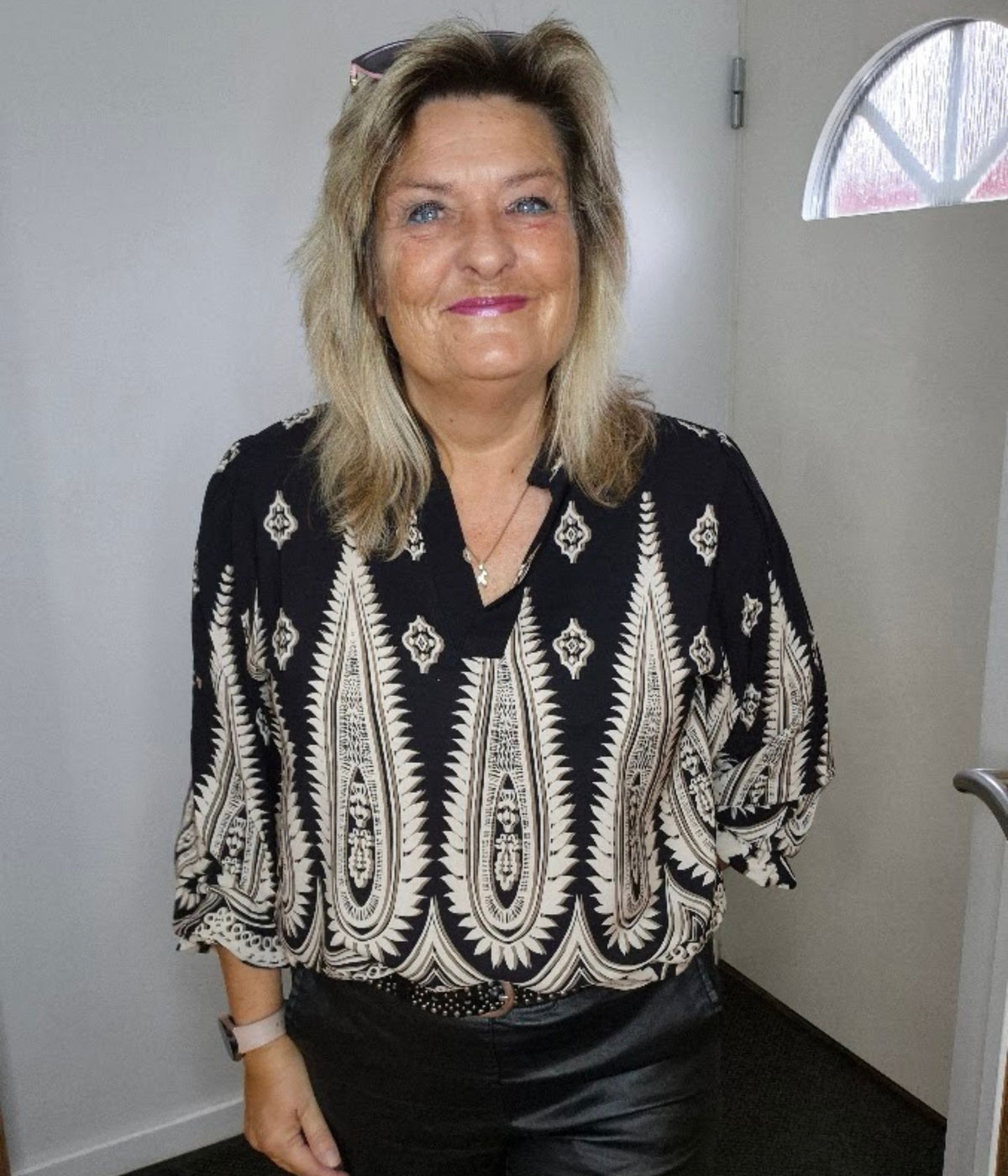 FRANSA BLUSE I SORT OG LYS SAND