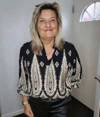 FRANSA BLUSE I SORT OG LYS SAND