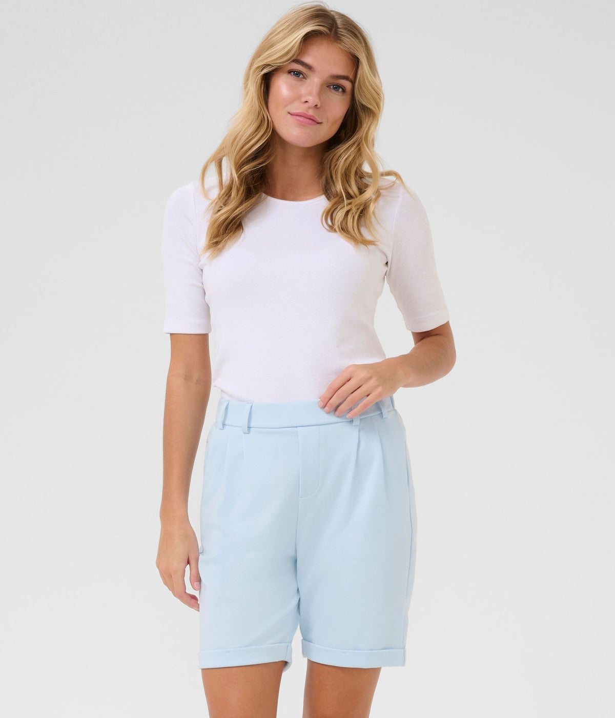 KAFFE JENNY BERMUDA SHORTS I LYSEBLÅ