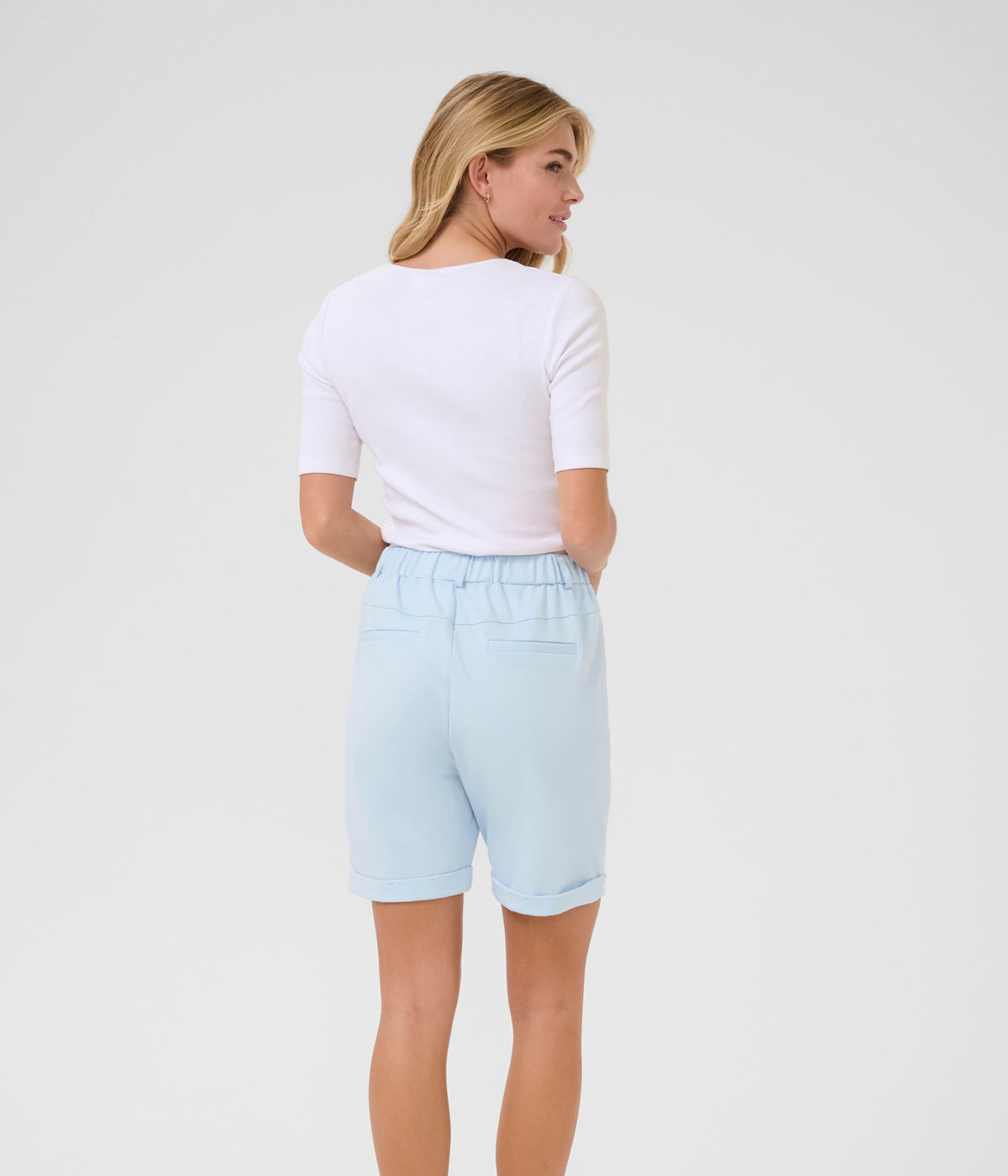 KAFFE JENNY BERMUDA SHORTS I LYSEBLÅ