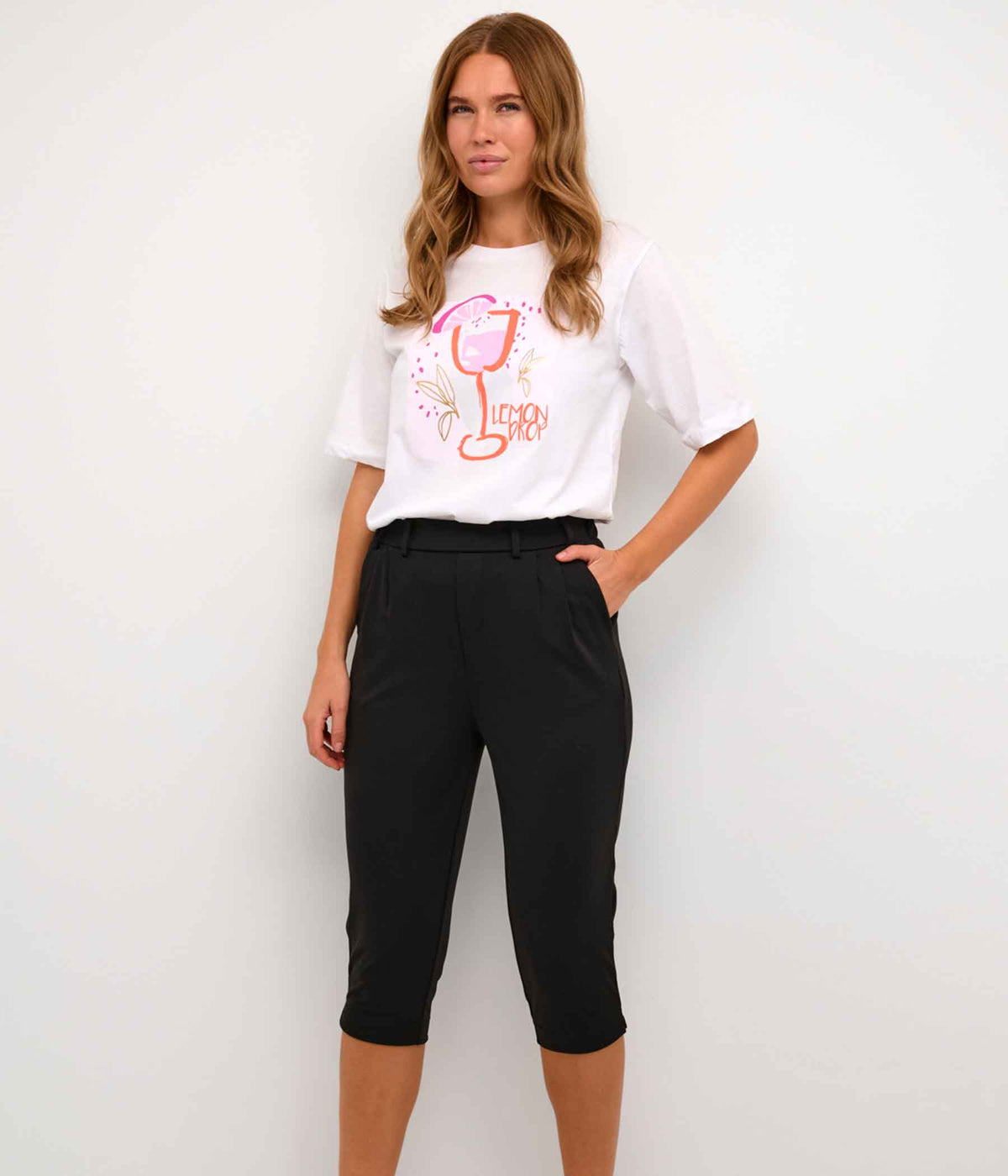 COFFEE JENNY CAPRI PANTS IN BLACK