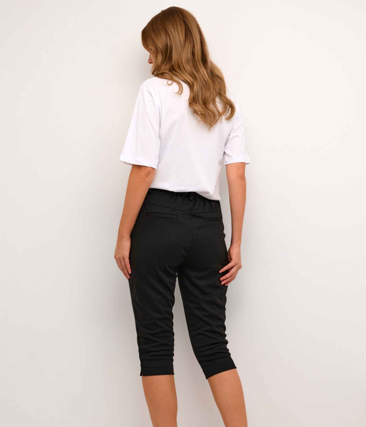 KAFFE JENNY CAPRI PANTS I SORT