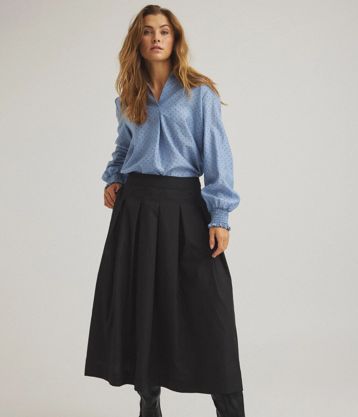 LUXZUZ ONE-TWO JOA BLUSE I FADED BLÅ