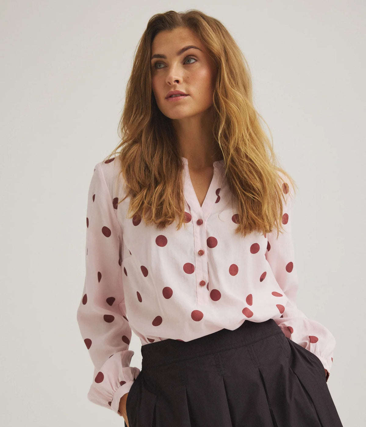 LUXZUZ ONE-TWO ANSIGA BLUSE I ROSA MED PRIKKER