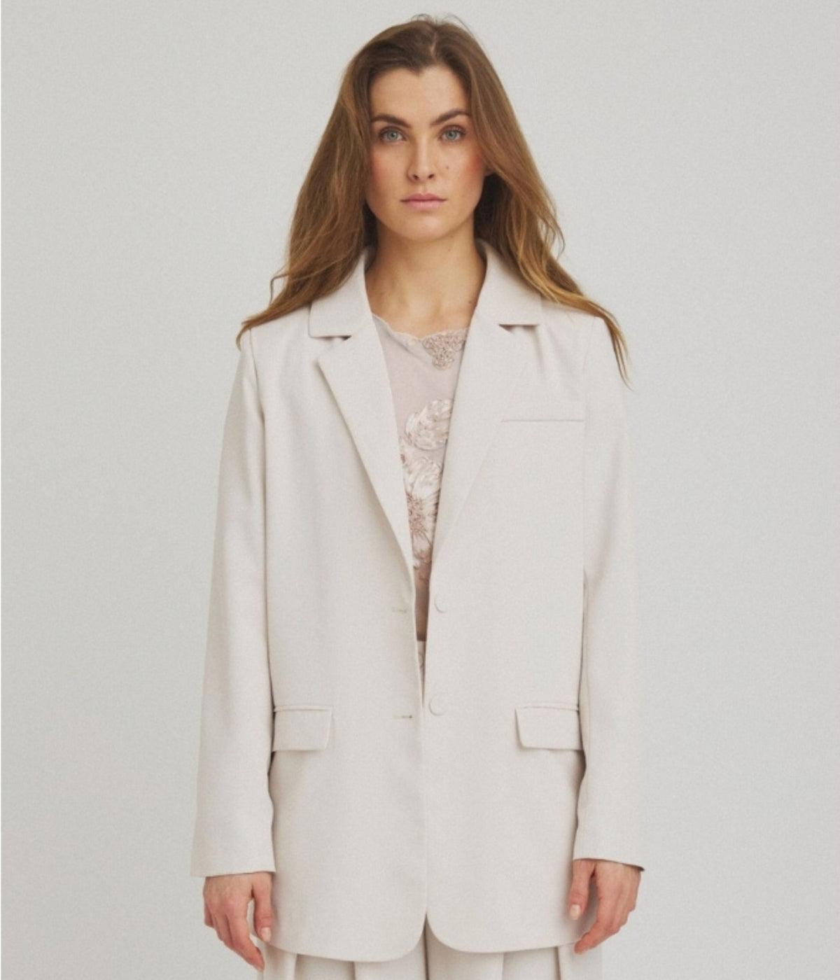 LUXZUZ SUSSAN BLAZER I LYS SAND.