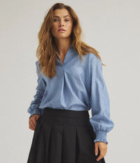 LUXZUZ ONE-TWO JOA BLUSE I FADED BLÅ