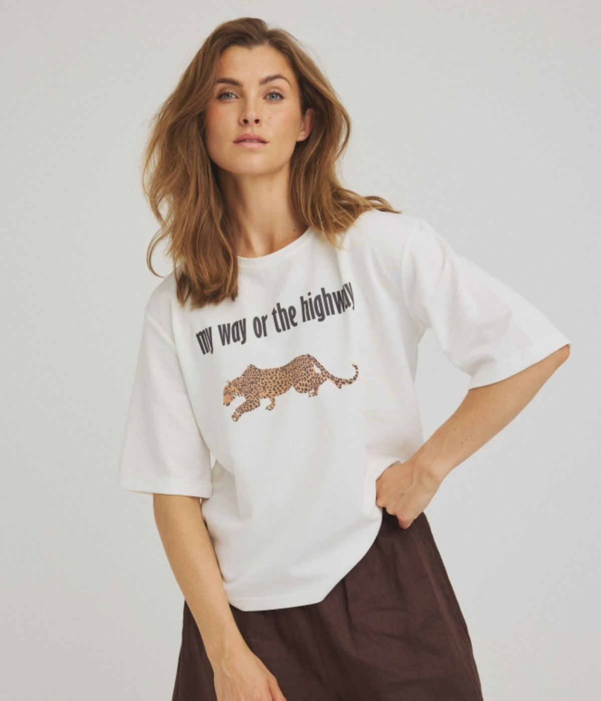 LUXZUZ HIWAY T-SHIRT I KALKHVID