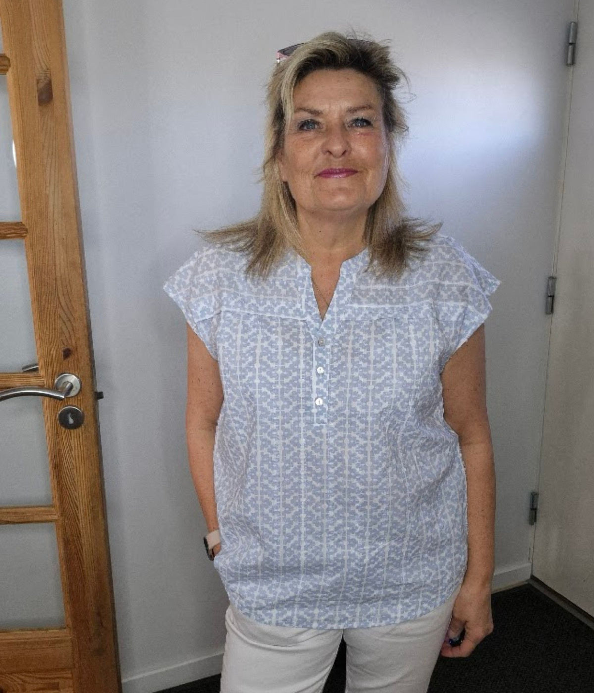 OFELIA BALU TOP I BLÅ OG KALKHVID