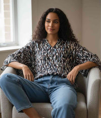 OFELIA BRITT BLUSE I BLÅ OG SORT