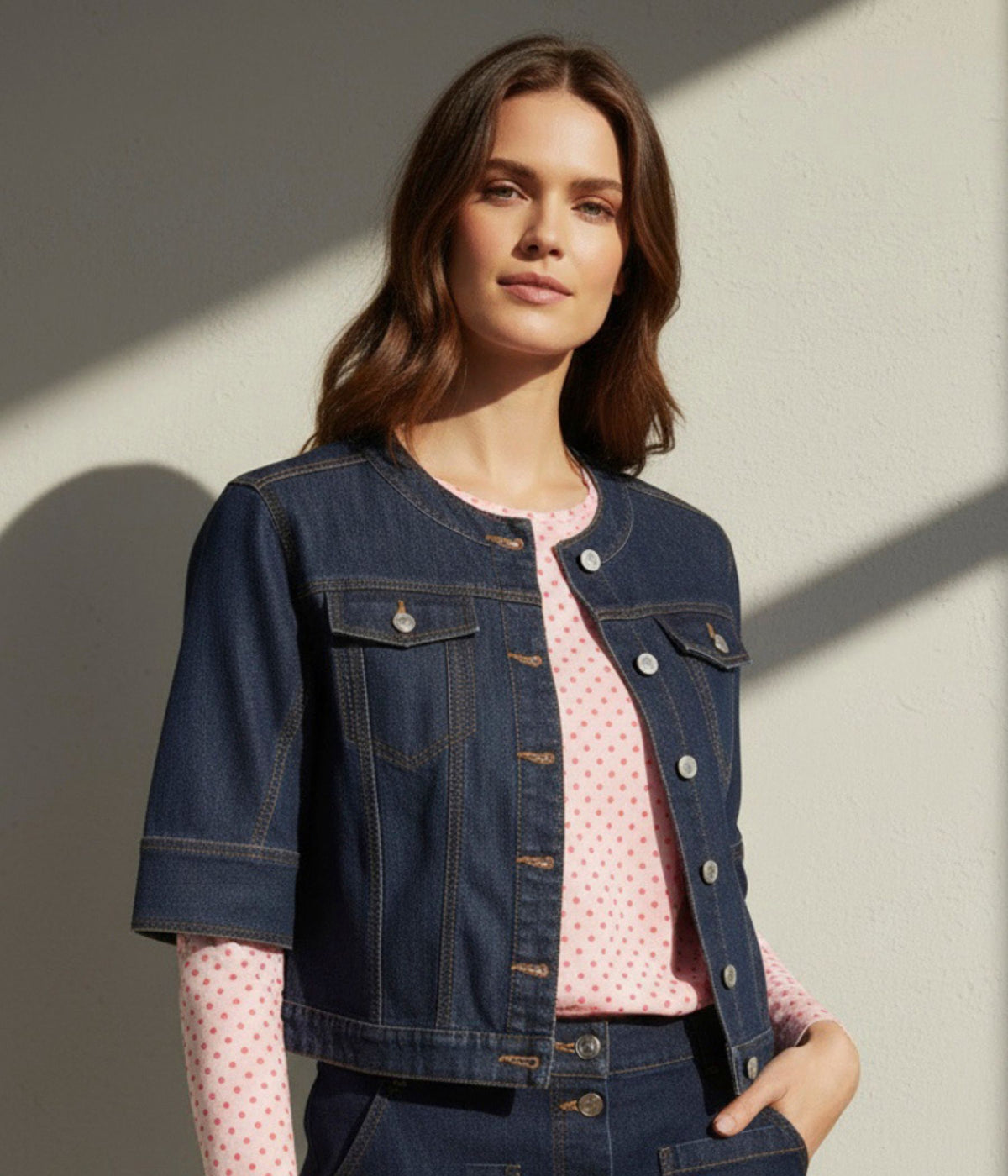 OFELIA DISA JAKKE I MØRK DENIM.