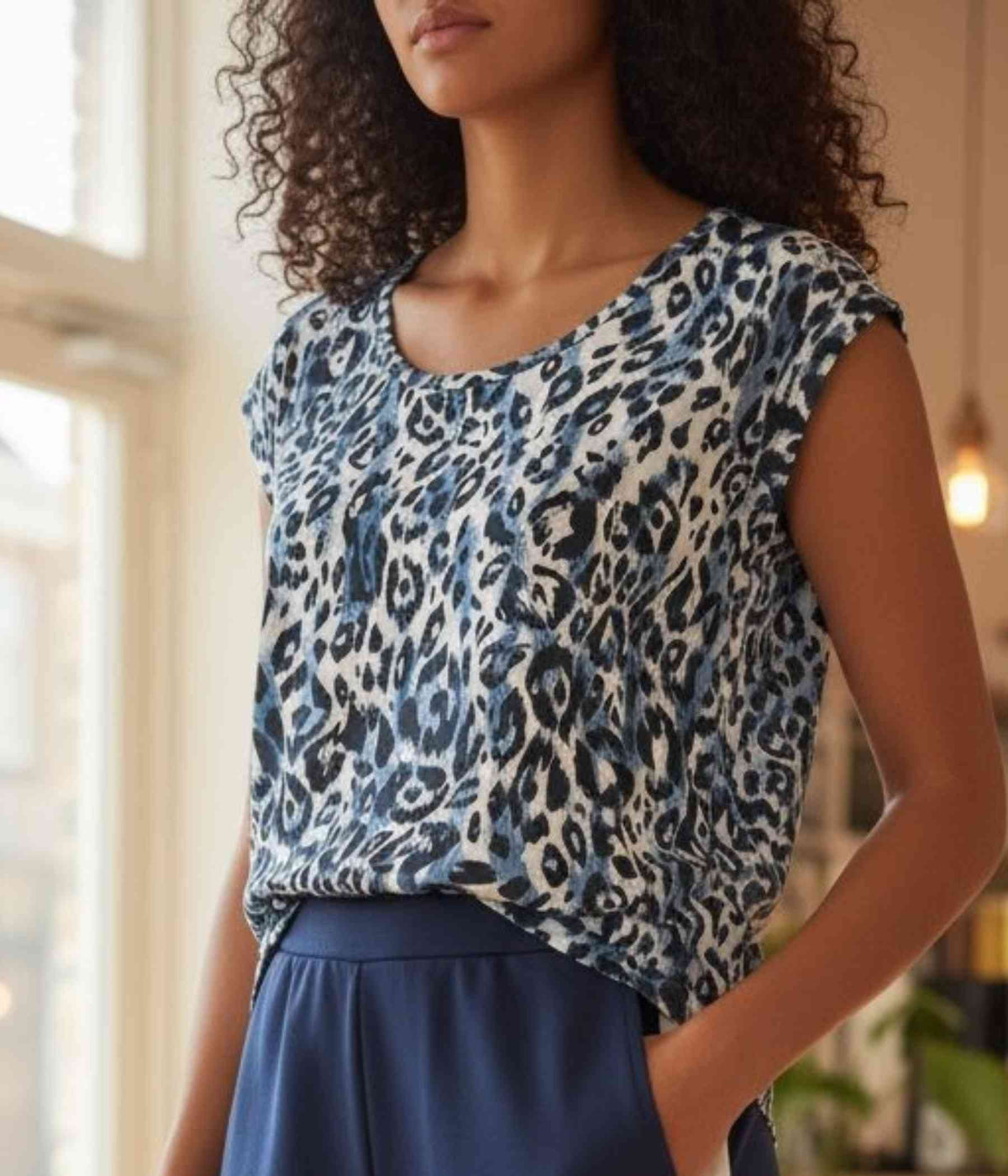 OFELIA GUDRUN TOP I BLÅ OG KALKHVID