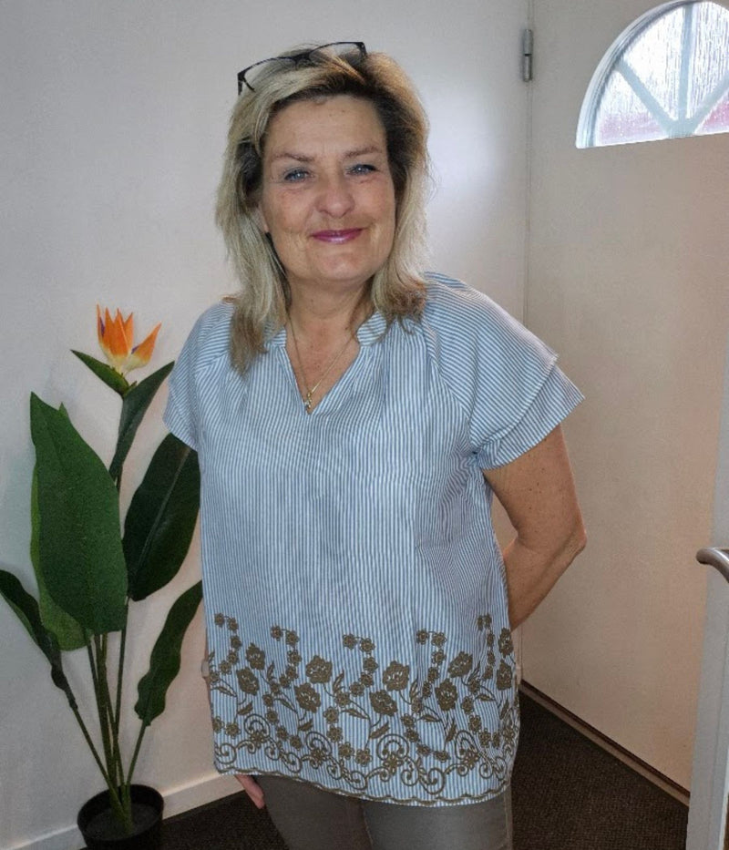 OFELIA JUNA BLUSE I BLÅ OG KALKHVID