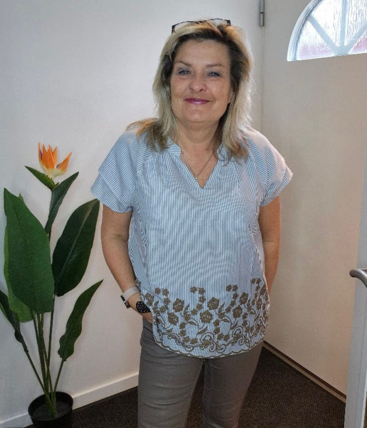OFELIA JUNA BLUSE I BLÅ OG KALKHVID