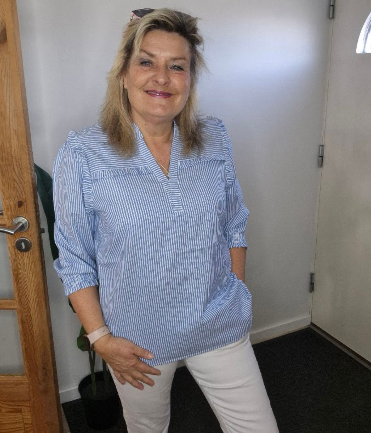 OFELIA ROBA BLUSE I MELLEM BLÅ OG HVID