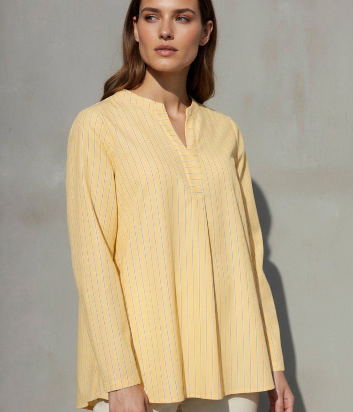 OFELIA SIMI BLUSE I GUL MED BLÅ STRIBER.