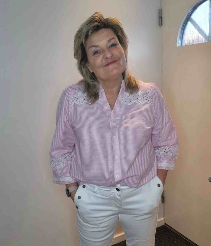 OFELIA TRIS SKJORTE I LYSERØD OG HVID