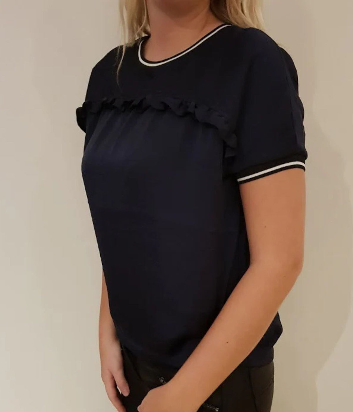 ONE-TWO T-SHIRT I MØRKEBLÅ.