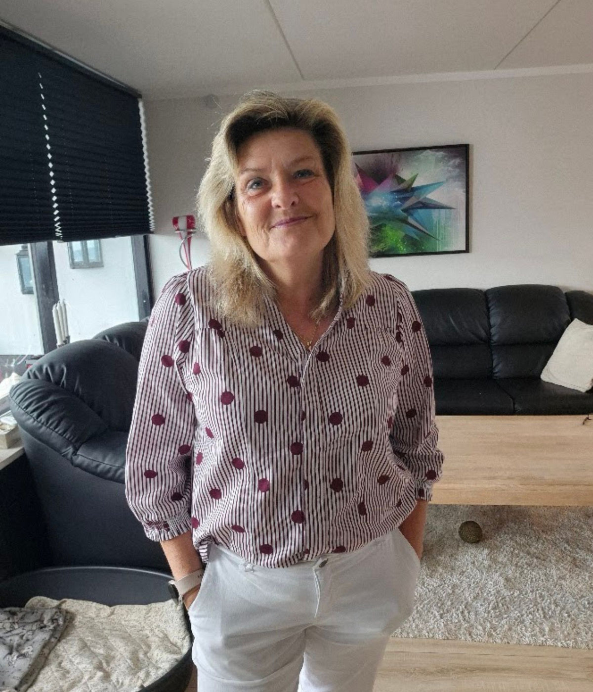 OFELIA POLKA SKJORTE I BORDEAUX OG KALKHVID