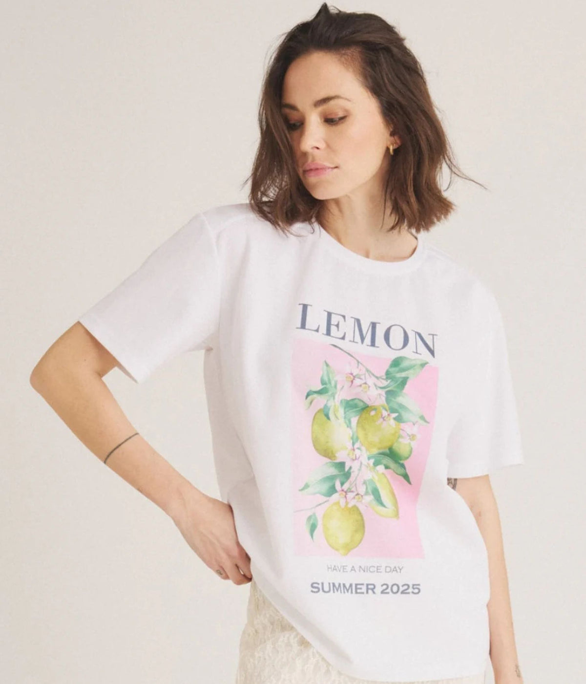 LUXZUZ ONE-TWO T-SHIRT I HVID