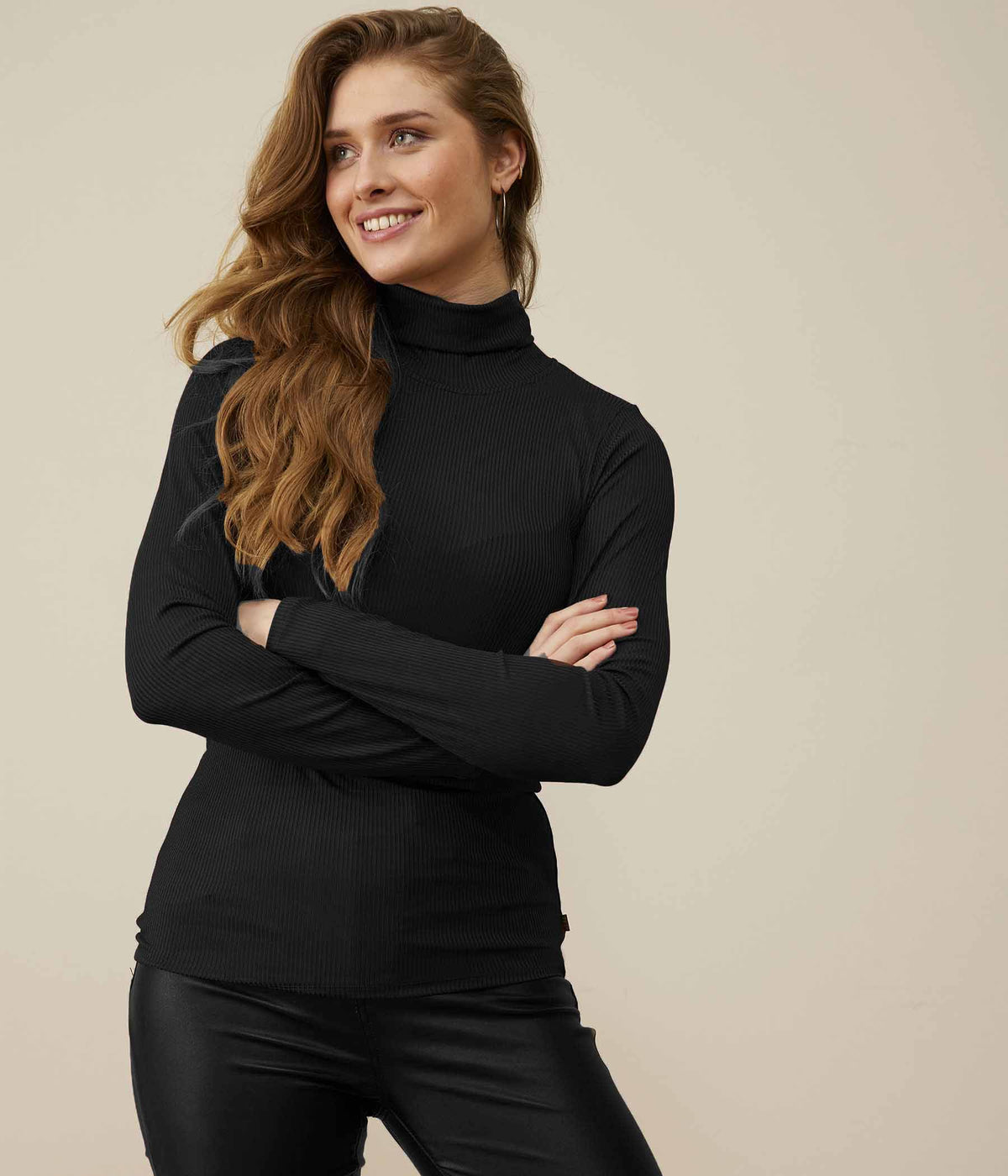 ZE-ZE TURTLENECK IN BLACK