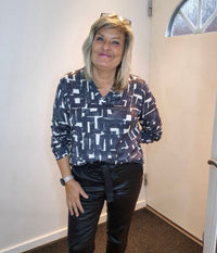 ZE-ZE BINA BLUSE I SORT OG KALKHVID