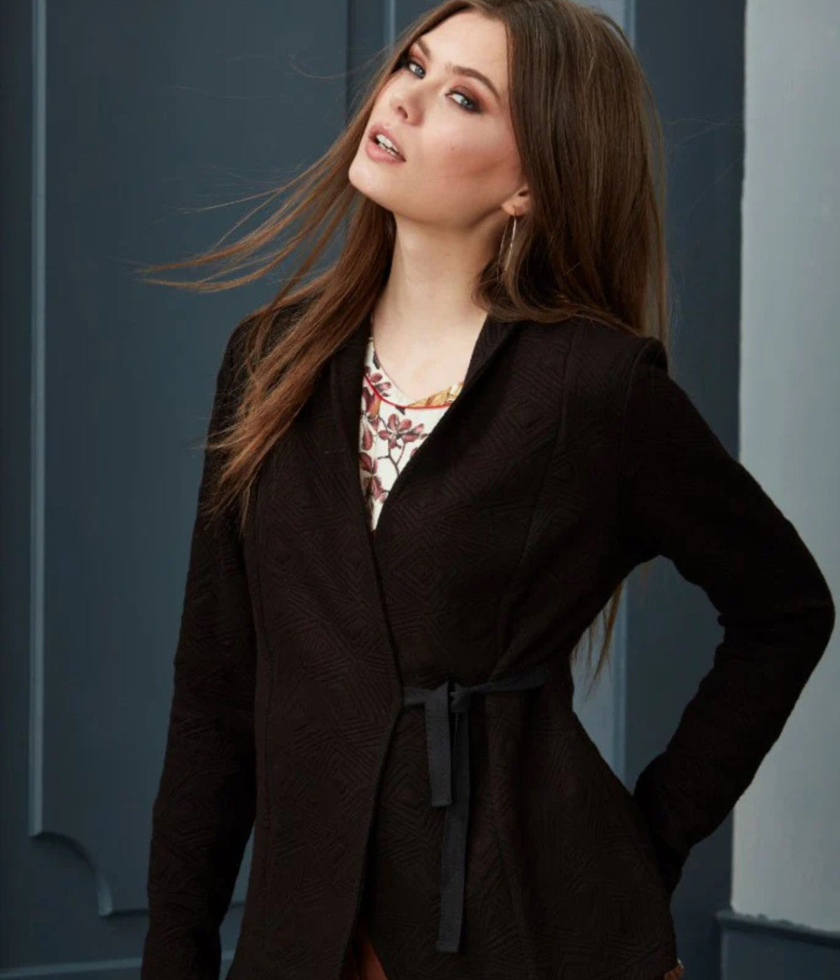 ZE-ZE INN SWEATER JACKET IN BLACK