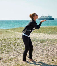 ZE-ZE TRÆNINGS JAKKE I SORT MED LYSERØD