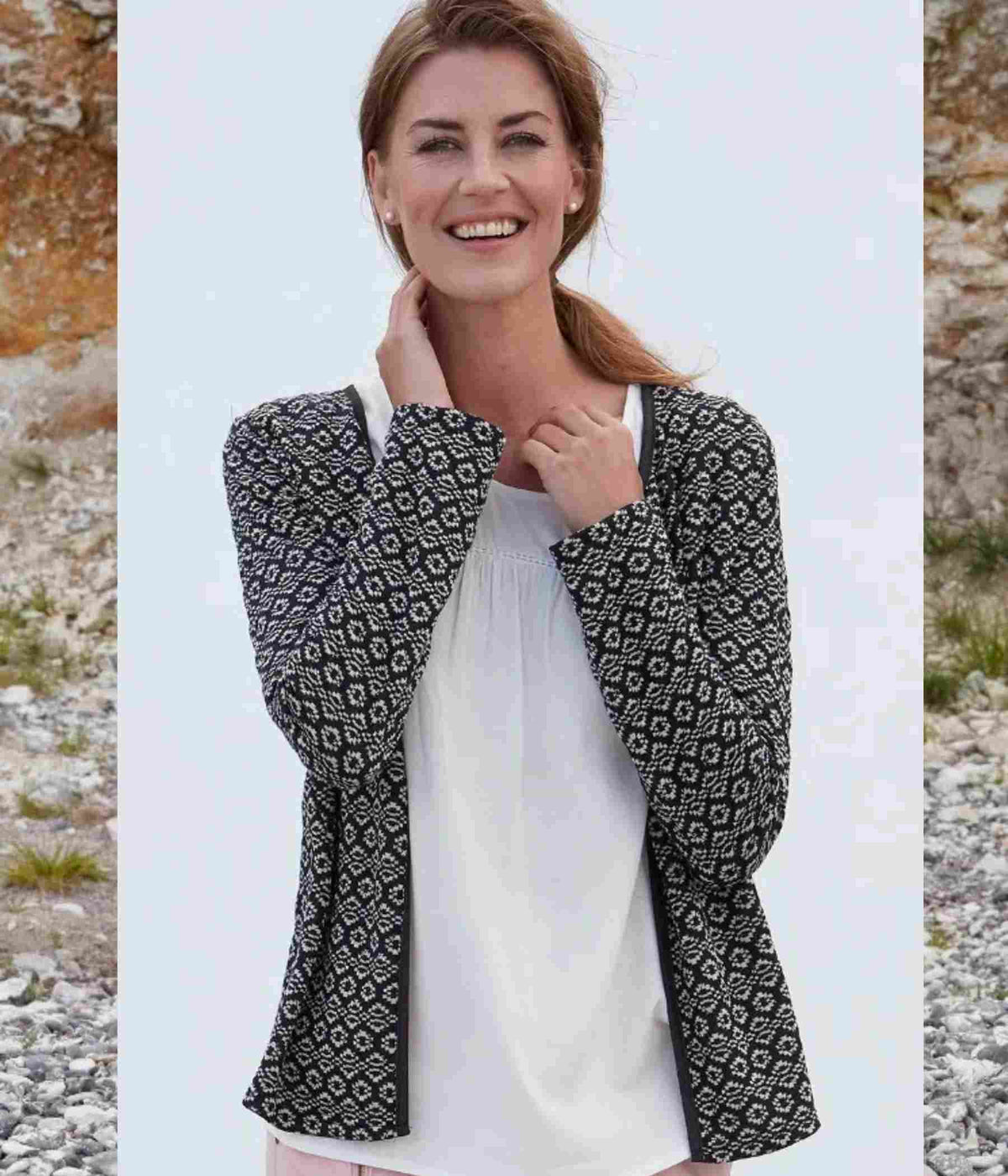 ZE-ZE ULRIKA CARDIGAN SAND OG SORT