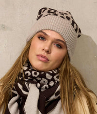 ZE-ZE AYA HUE I SAND OG SORT