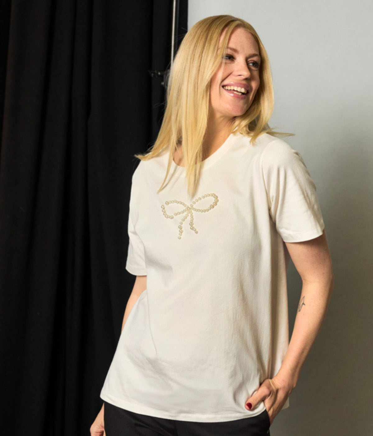 ZE-ZE BETHANY T-SHIRT I CREME MED PERLER