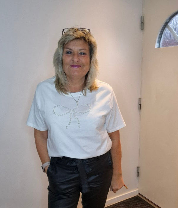 ZE-ZE BETHANY T-SHIRT I CREME MED PERLER