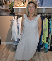 OFELIA SILKE KJOLE I SAND OG HVID