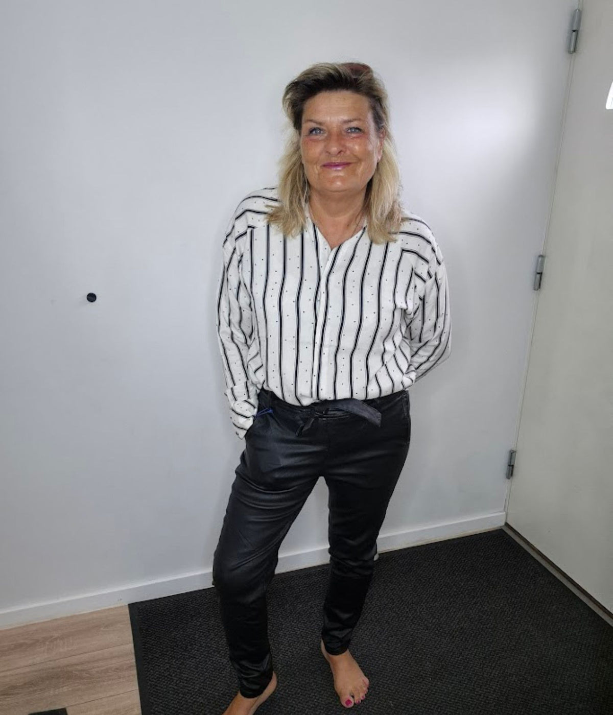 OFELIA SVANA SKJORTE I OFWHITE OG SORT