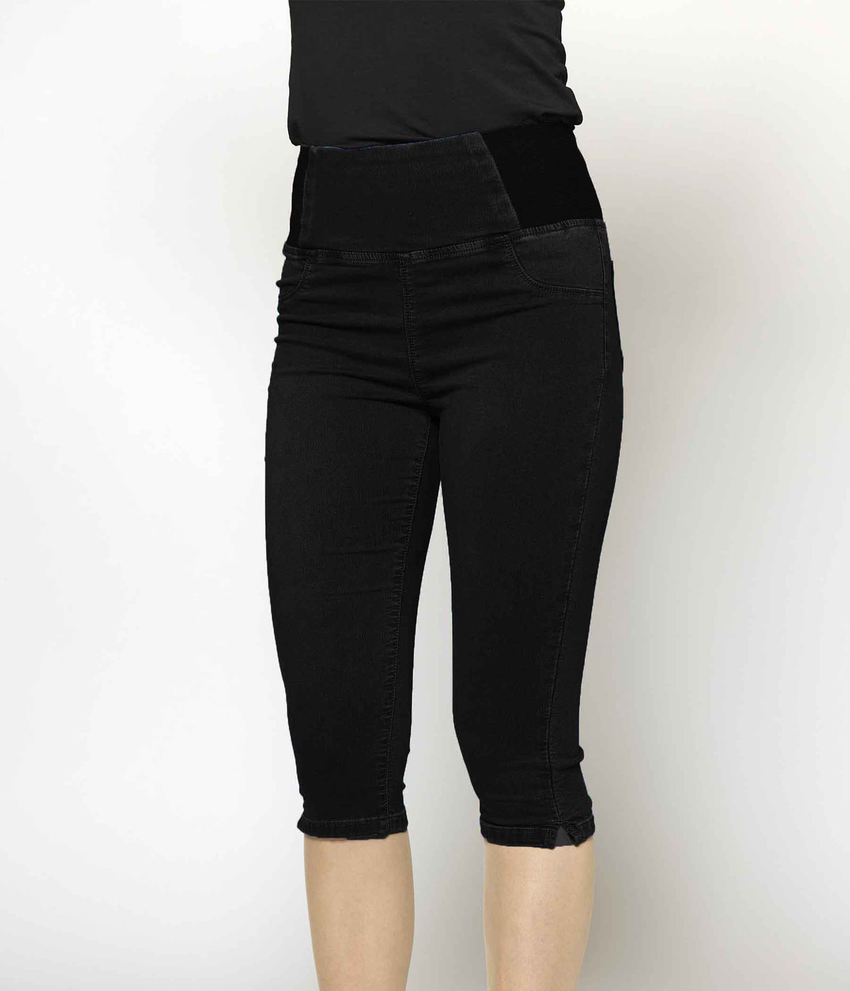 ZE-ZE PIXIE CAPRI PANTS IN BLACK