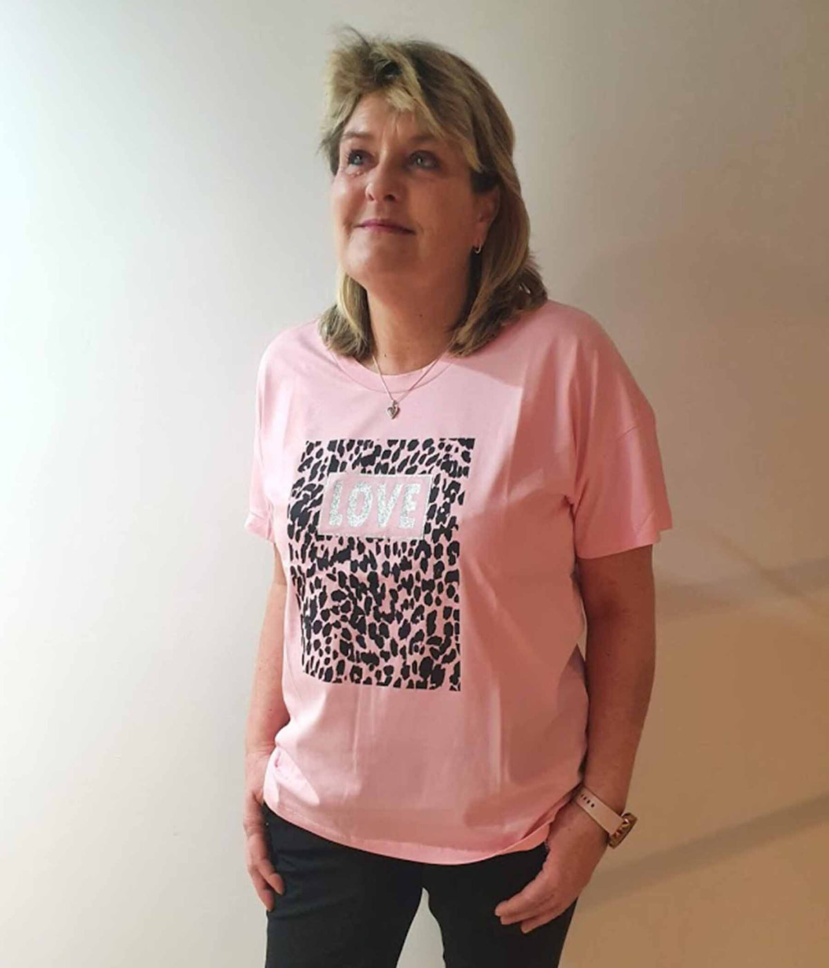 KAFFE KALEO T-SHIRT I PINK MED PRINT.