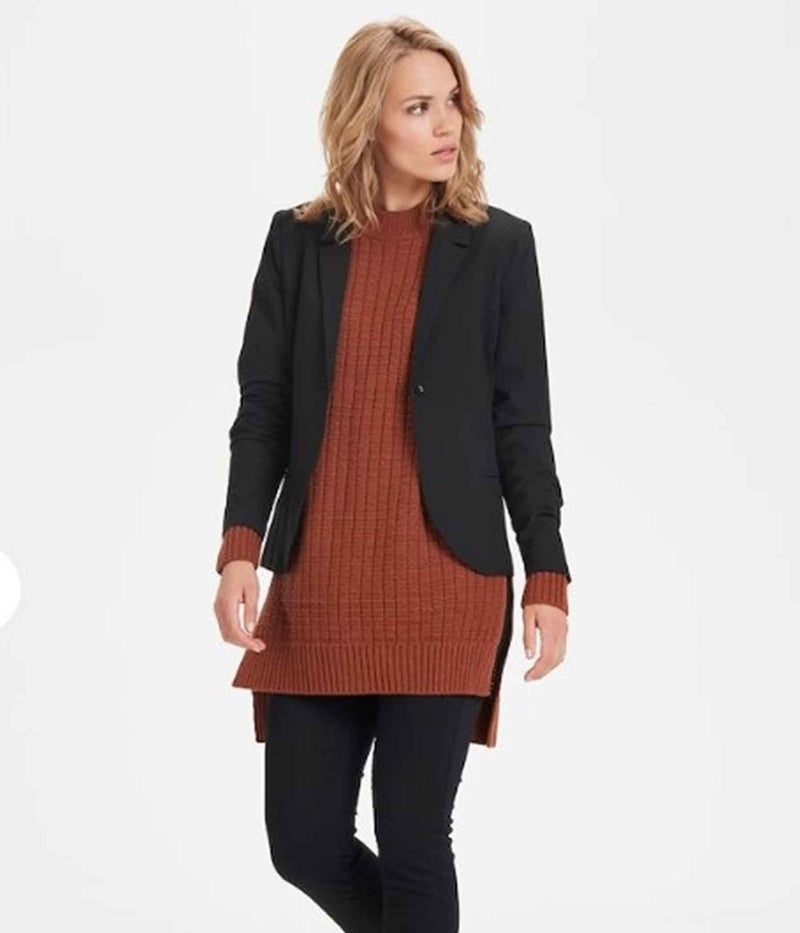 KAFFE JILLIAN BLAZER I SORT MED STRIBER