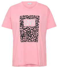 KAFFE KALEO T-SHIRT I PINK MED PRINT.