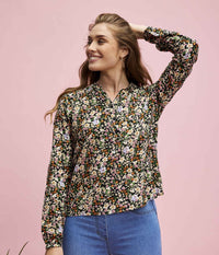 ZE-ZE RELLY BLUSE I SORT MED BLOMSTER PRINT